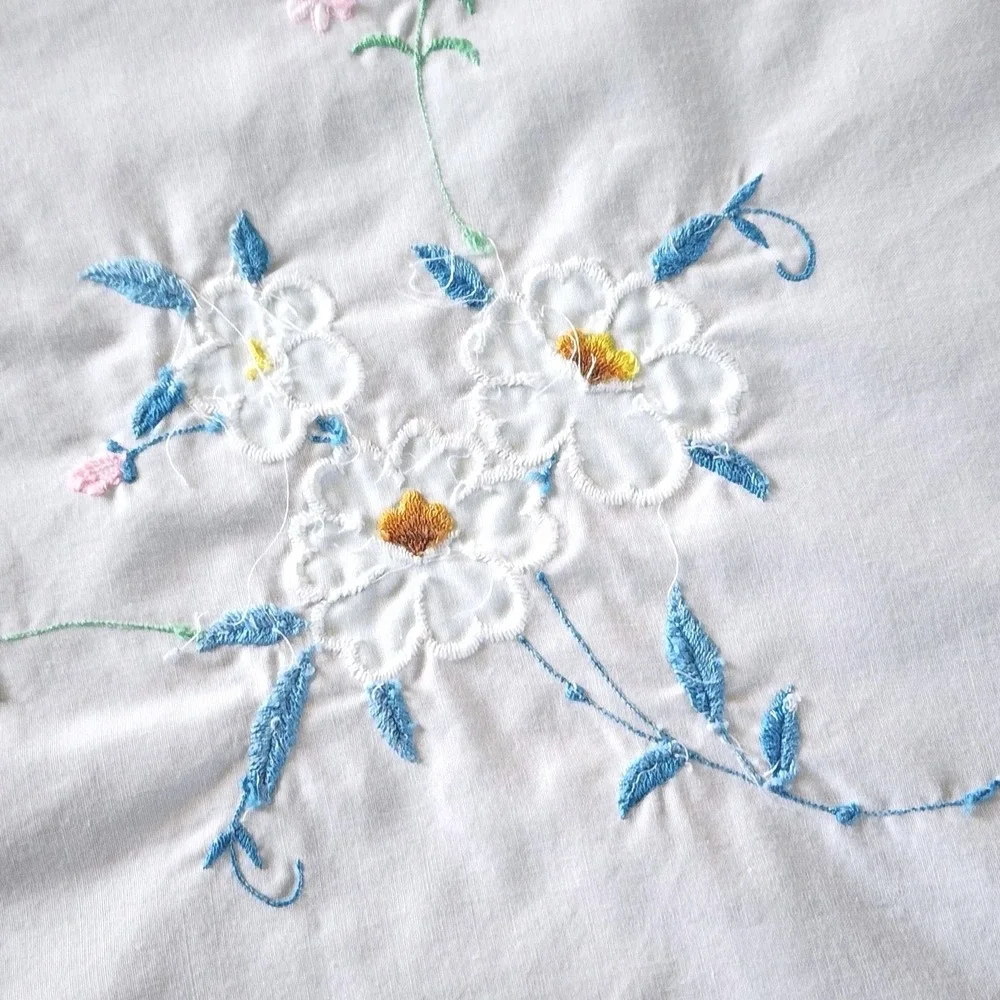 80's Vintage Embroidered White Floral Square Tablecloth with Lace Trim 6 Napkins